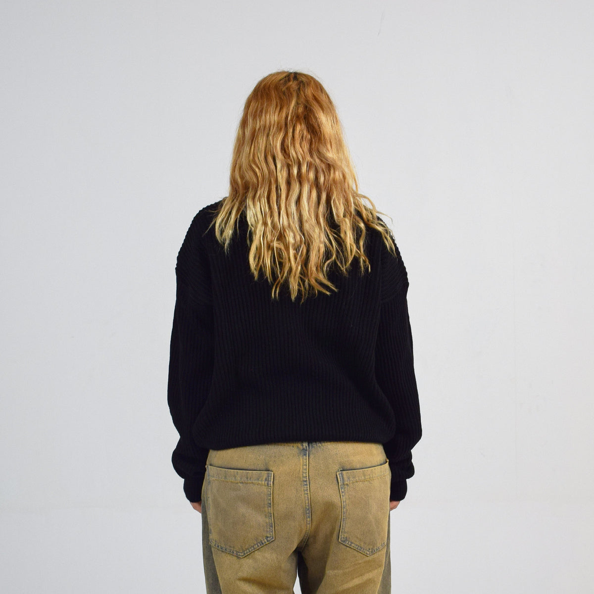 BLACK KNIT SWEATER